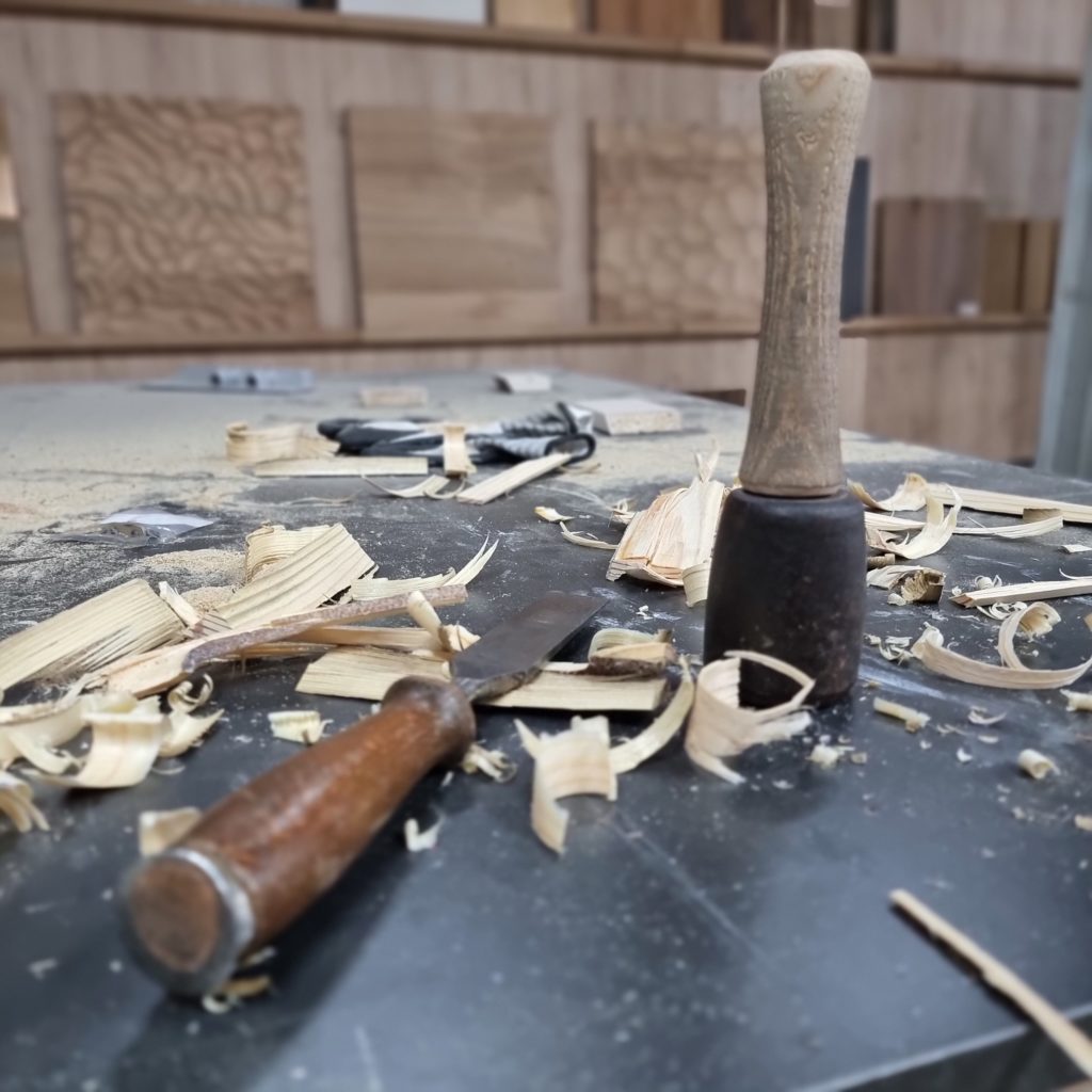 Photo de copeaux et d'outils pour travailler le bois création Brut