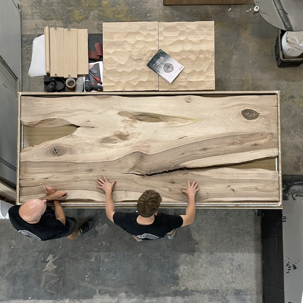 Photo vue du dessus des artisans brut examinant une table création Brut